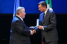 9. 10. 2015, Trst, Italija – Predsednik Pahor odlikoval Slovensko kulturno-gospodarsko zvezo (SKGZ) ob 60-letnici delovanja (STA/Stanko Gruden)